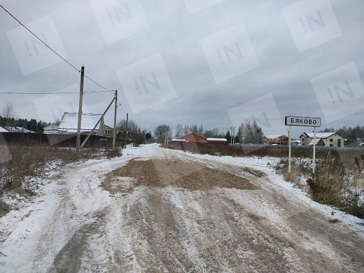 В деревне Бяково вместо разбитой дороги благоустроили пляж
